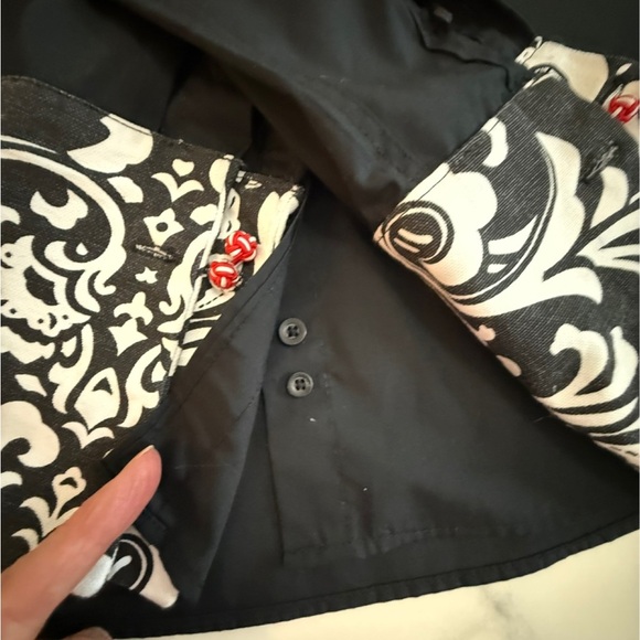 Pearly Vine Women's Black Button-Up Blouse. Medium - Picture 4 of 10